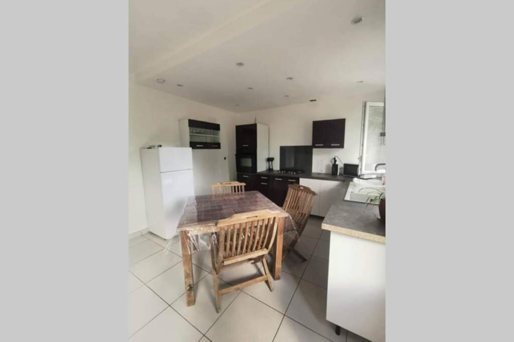 Maison Centre De Bellegarde Avec Jardin Et Terrasse Equipee D'Un Salon De Jardin Et D'Un Barbecue Cuisine Equipee 3 Chambres Avec 2 Lits Double 140X190 Et 2 Lits Simple Chauffage Poele A Granules Parking Gratuit Devant La Maison Bellegarde-du-Loiret Εξωτερικό φωτογραφία